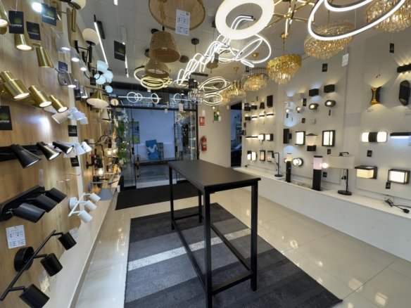 Local comercial en alquiler en Cajamarca, en Jirón La Mar. 360 m² construidos, 10 ambientes, mini triplex amoblado. ¡Ideal para oficinas, tiendas o consultorios!