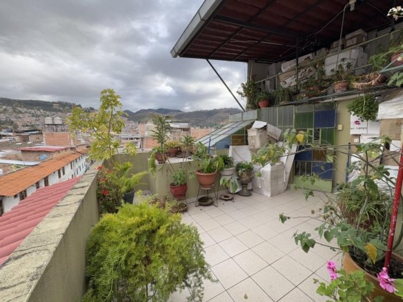 Local comercial en alquiler en Cajamarca, en Jirón La Mar. 360 m² construidos, 10 ambientes, mini triplex amoblado. ¡Ideal para oficinas, tiendas o consultorios!