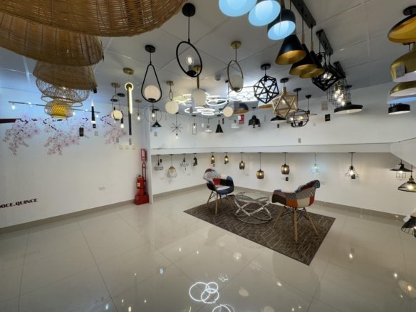 Local comercial en alquiler en Cajamarca, en Jirón La Mar. 360 m² construidos, 10 ambientes, mini triplex amoblado. ¡Ideal para oficinas, tiendas o consultorios!