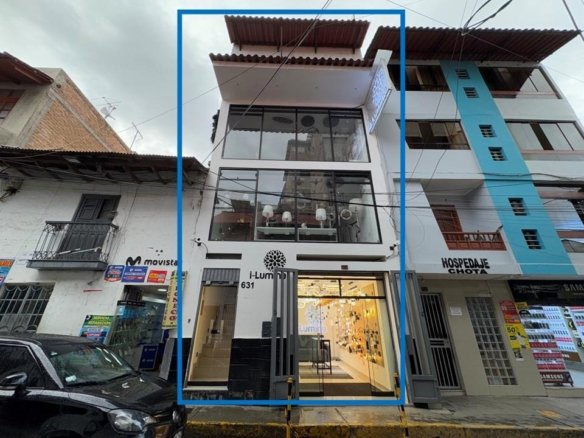 Local comercial en alquiler en Cajamarca, en Jirón La Mar. 360 m² construidos, 10 ambientes, mini triplex amoblado. ¡Ideal para oficinas, tiendas o consultorios!