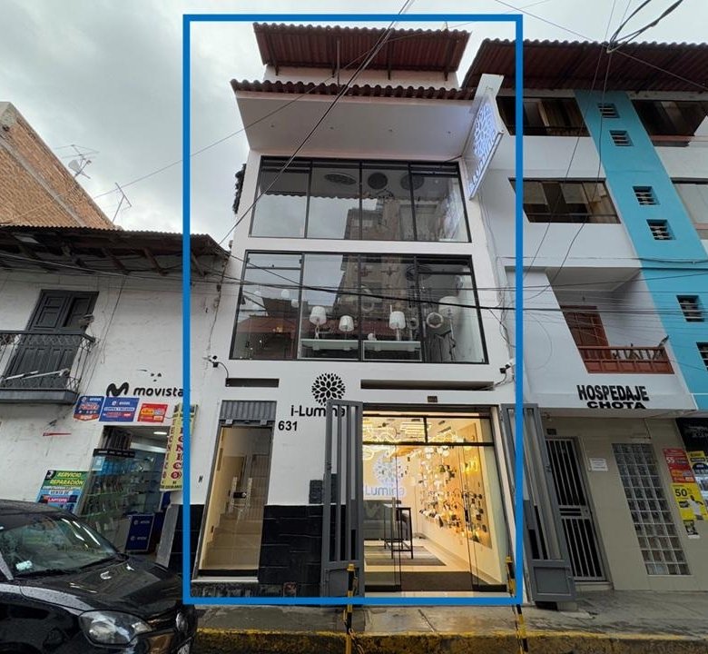 Local comercial en alquiler en Cajamarca, en Jirón La Mar. 360 m² construidos, 10 ambientes, mini triplex amoblado. ¡Ideal para oficinas, tiendas o consultorios!