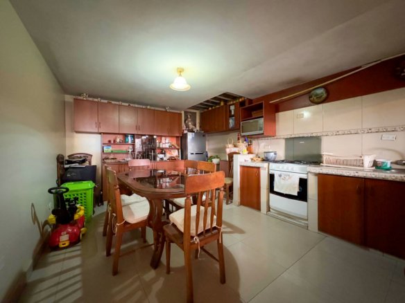 Local comercial en alquiler en Cajamarca, en Jirón La Mar. 360 m² construidos, 10 ambientes, mini triplex amoblado. ¡Ideal para oficinas, tiendas o consultorios!