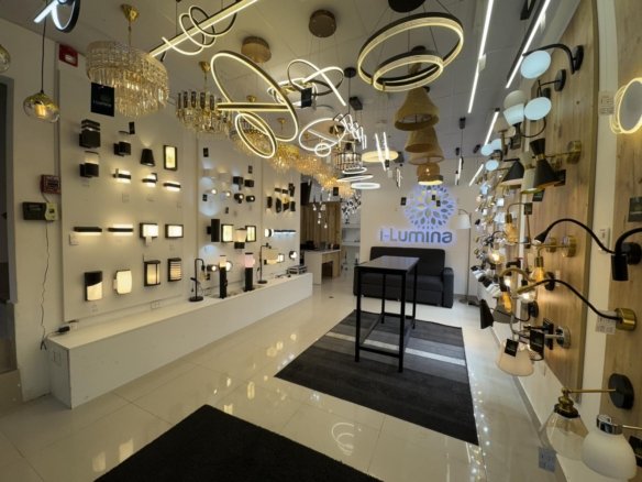 Local comercial en alquiler en Cajamarca, en Jirón La Mar. 360 m² construidos, 10 ambientes, mini triplex amoblado. ¡Ideal para oficinas, tiendas o consultorios!