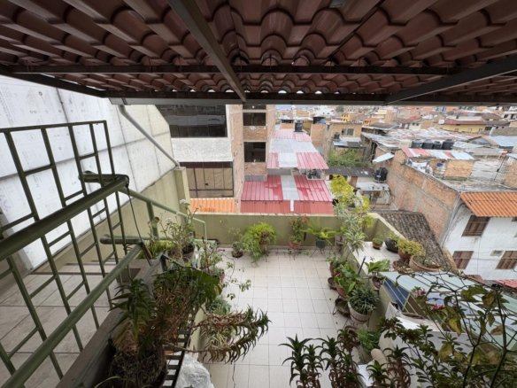 Local comercial en alquiler en Cajamarca, en Jirón La Mar. 360 m² construidos, 10 ambientes, mini triplex amoblado. ¡Ideal para oficinas, tiendas o consultorios!