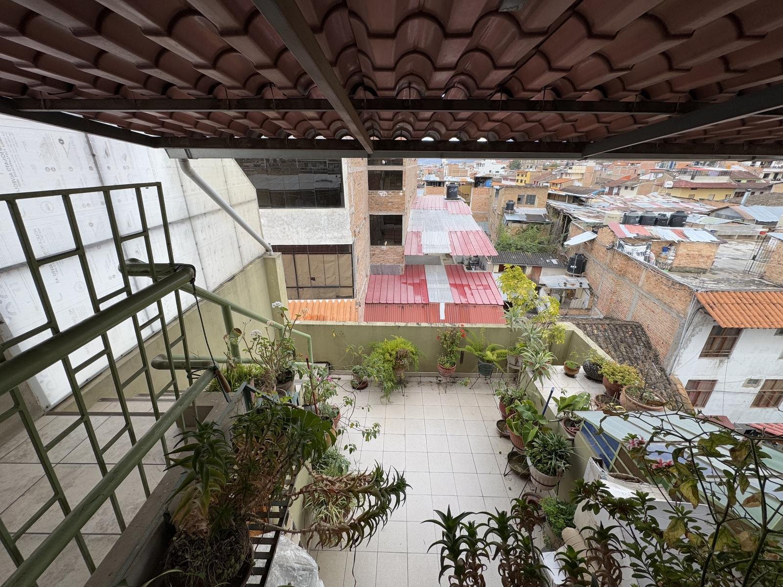 Local comercial en alquiler en Cajamarca, en Jirón La Mar. 360 m² construidos, 10 ambientes, mini triplex amoblado. ¡Ideal para oficinas, tiendas o consultorios!