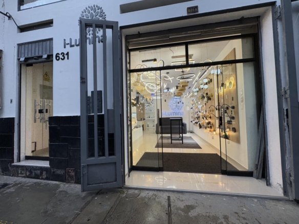 Local comercial en alquiler en Cajamarca, en Jirón La Mar. 360 m² construidos, 10 ambientes, mini triplex amoblado. ¡Ideal para oficinas, tiendas o consultorios!