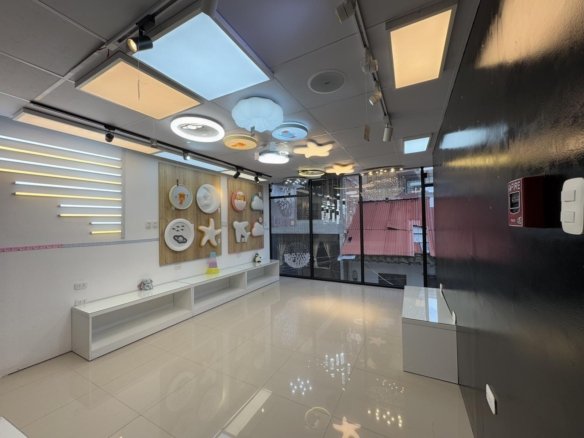 Local comercial en alquiler en Cajamarca, en Jirón La Mar. 360 m² construidos, 10 ambientes, mini triplex amoblado. ¡Ideal para oficinas, tiendas o consultorios!