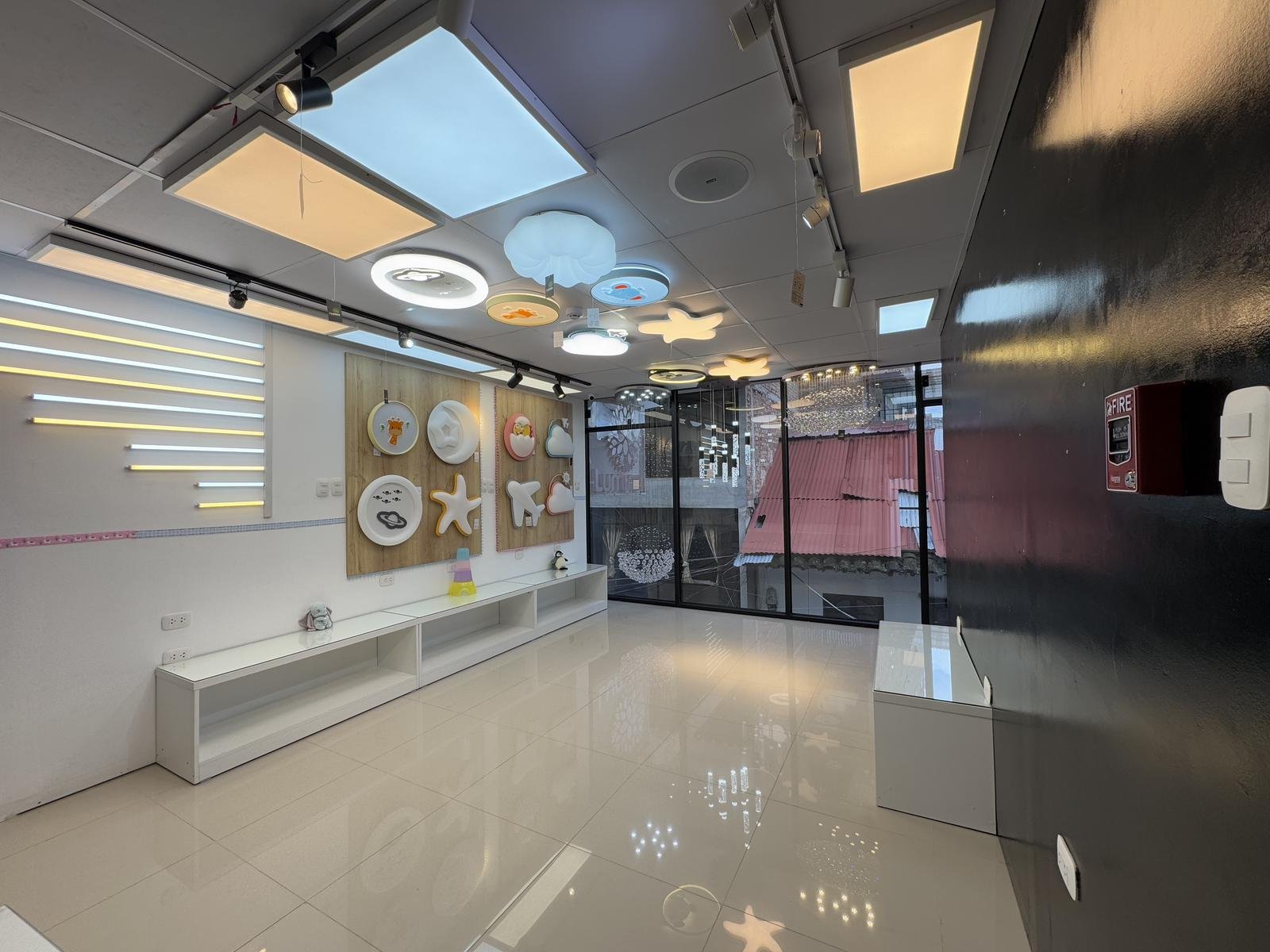 Local comercial en alquiler en Cajamarca, en Jirón La Mar. 360 m² construidos, 10 ambientes, mini triplex amoblado. ¡Ideal para oficinas, tiendas o consultorios!