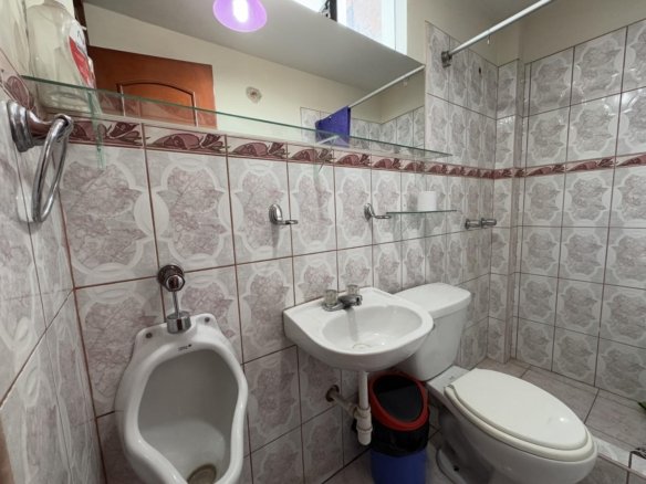 Local comercial en alquiler en Cajamarca, en Jirón La Mar. 360 m² construidos, 10 ambientes, mini triplex amoblado. ¡Ideal para oficinas, tiendas o consultorios!