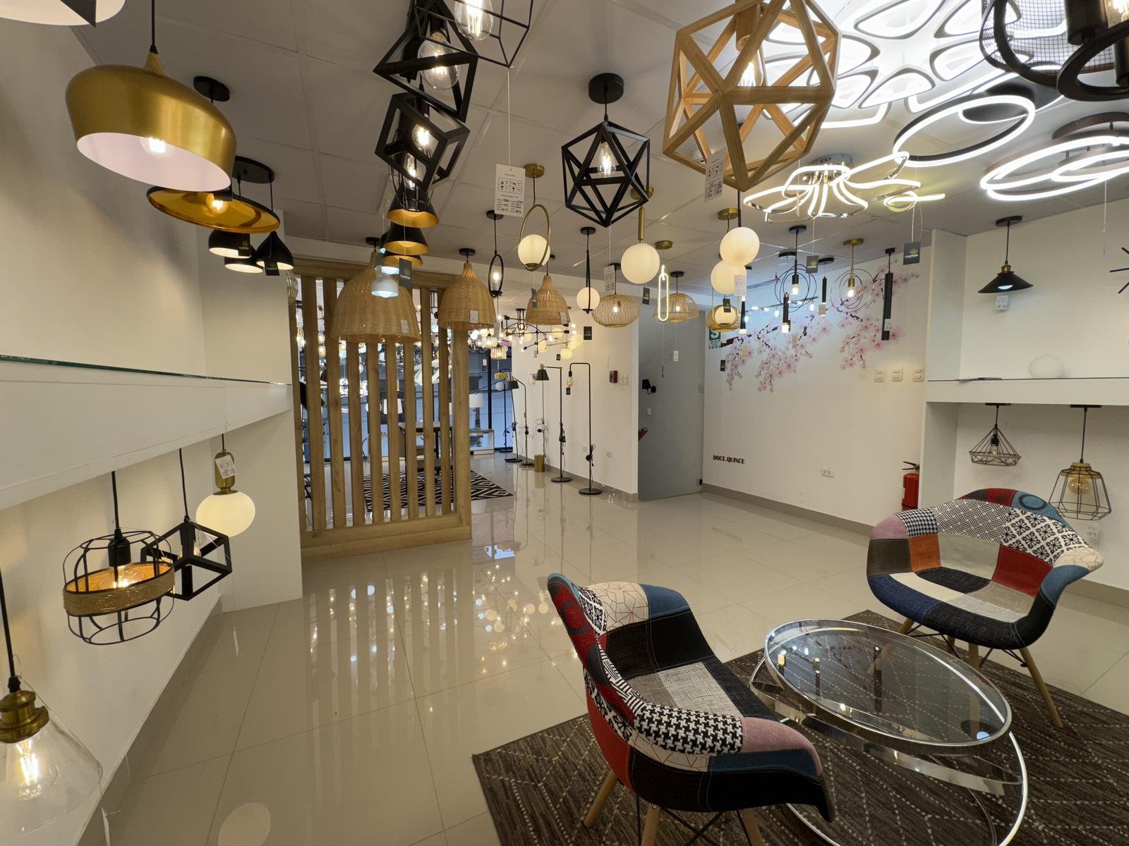 Local comercial en alquiler en Cajamarca, en Jirón La Mar. 360 m² construidos, 10 ambientes, mini triplex amoblado. ¡Ideal para oficinas, tiendas o consultorios!