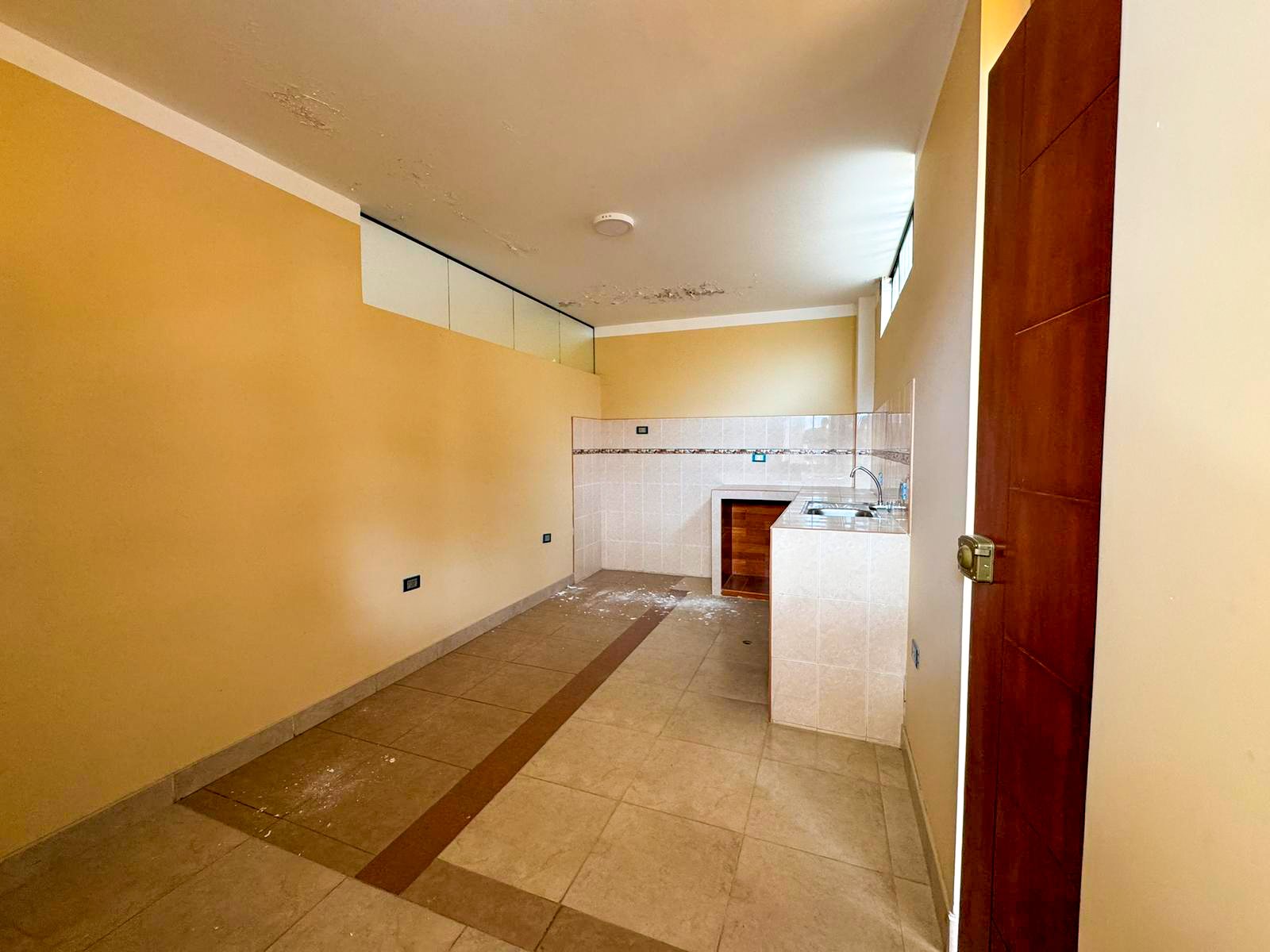 Local en Alquiler Ideal para Colegio o Empresa – Cajamarca Local en alquiler en Cajamarca, ideal para colegio o empresa. Cuenta con 9 ambientes, baños en cada piso y excelente ubicación a dos cuadras de la Av. La Paz.