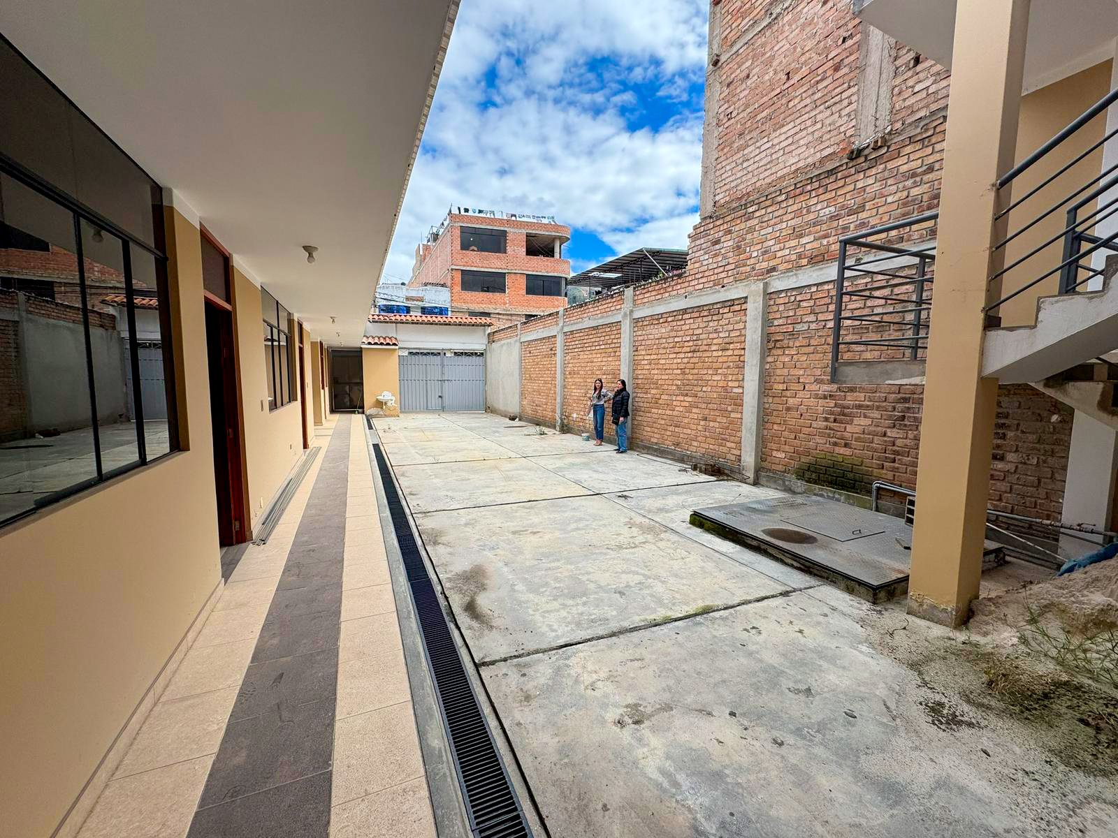 Local en Alquiler Ideal para Colegio o Empresa – Cajamarca Local en alquiler en Cajamarca, ideal para colegio o empresa. Cuenta con 9 ambientes, baños en cada piso y excelente ubicación a dos cuadras de la Av. La Paz.