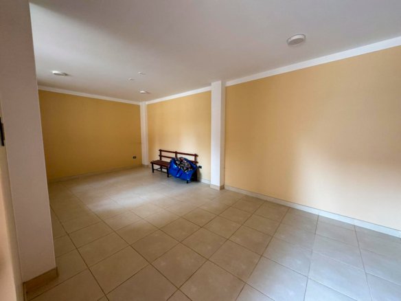 Local en alquiler en Cajamarca, ideal para colegio o empresa. Cuenta con 9 ambientes, baños en cada piso y excelente ubicación a dos cuadras de la Av. La Paz.