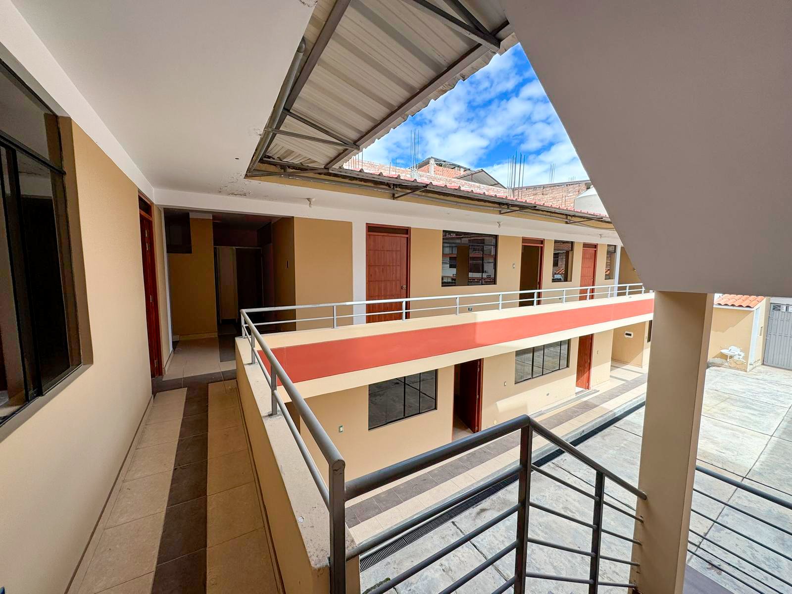 Local en Alquiler Ideal para Colegio o Empresa – Cajamarca Local en alquiler en Cajamarca, ideal para colegio o empresa. Cuenta con 9 ambientes, baños en cada piso y excelente ubicación a dos cuadras de la Av. La Paz.
