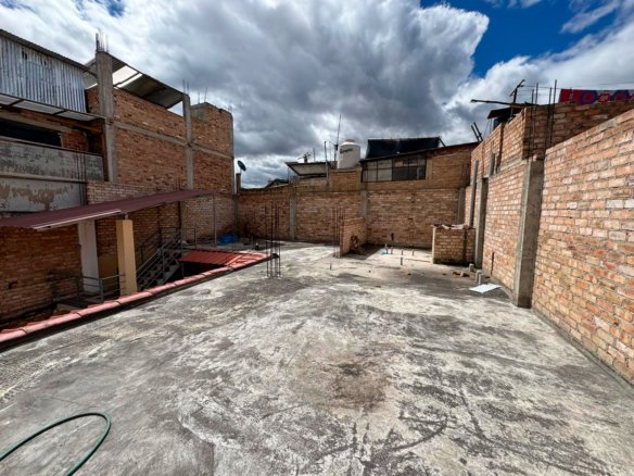 Local en alquiler en Cajamarca, ideal para colegio o empresa. Cuenta con 9 ambientes, baños en cada piso y excelente ubicación a dos cuadras de la Av. La Paz.