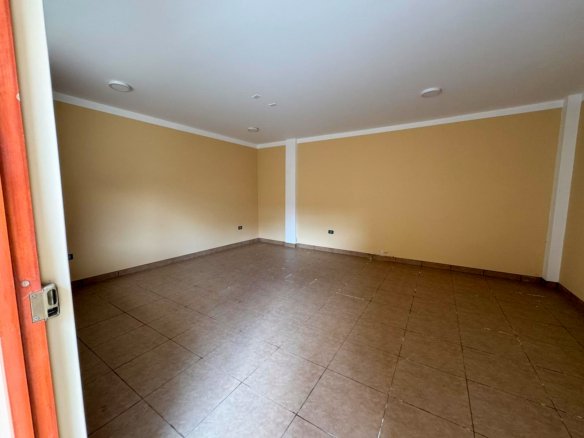 Local en alquiler en Cajamarca, ideal para colegio o empresa. Cuenta con 9 ambientes, baños en cada piso y excelente ubicación a dos cuadras de la Av. La Paz.