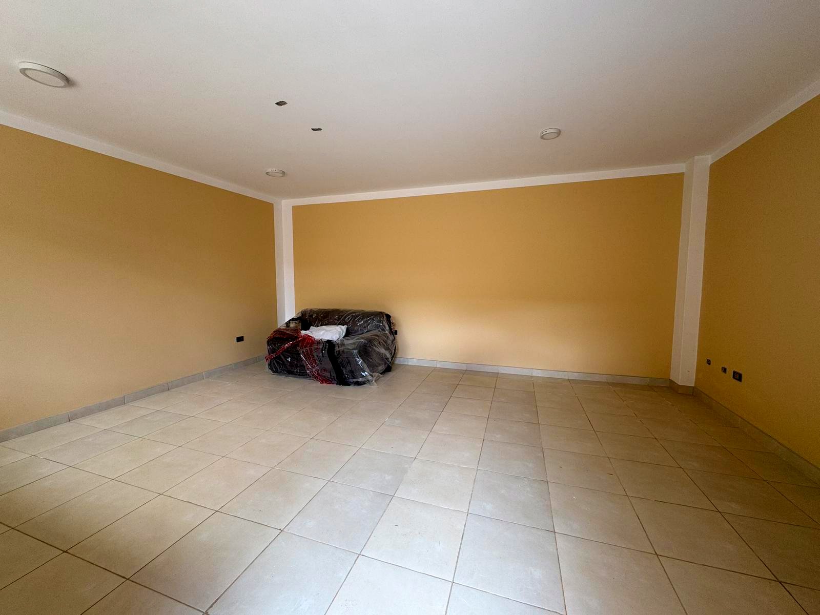 Local en Alquiler Ideal para Colegio o Empresa – Cajamarca Local en alquiler en Cajamarca, ideal para colegio o empresa. Cuenta con 9 ambientes, baños en cada piso y excelente ubicación a dos cuadras de la Av. La Paz.