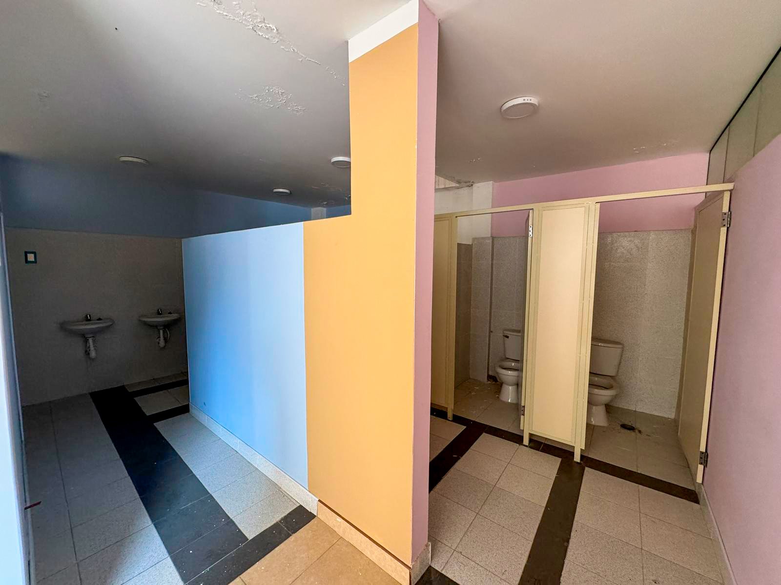 Local en Alquiler Ideal para Colegio o Empresa – Cajamarca Local en alquiler en Cajamarca, ideal para colegio o empresa. Cuenta con 9 ambientes, baños en cada piso y excelente ubicación a dos cuadras de la Av. La Paz.