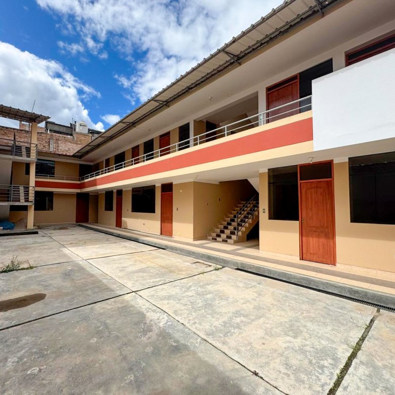 Local en alquiler en Cajamarca, ideal para colegio o empresa. Cuenta con 9 ambientes, baños en cada piso y excelente ubicación a dos cuadras de la Av. La Paz.