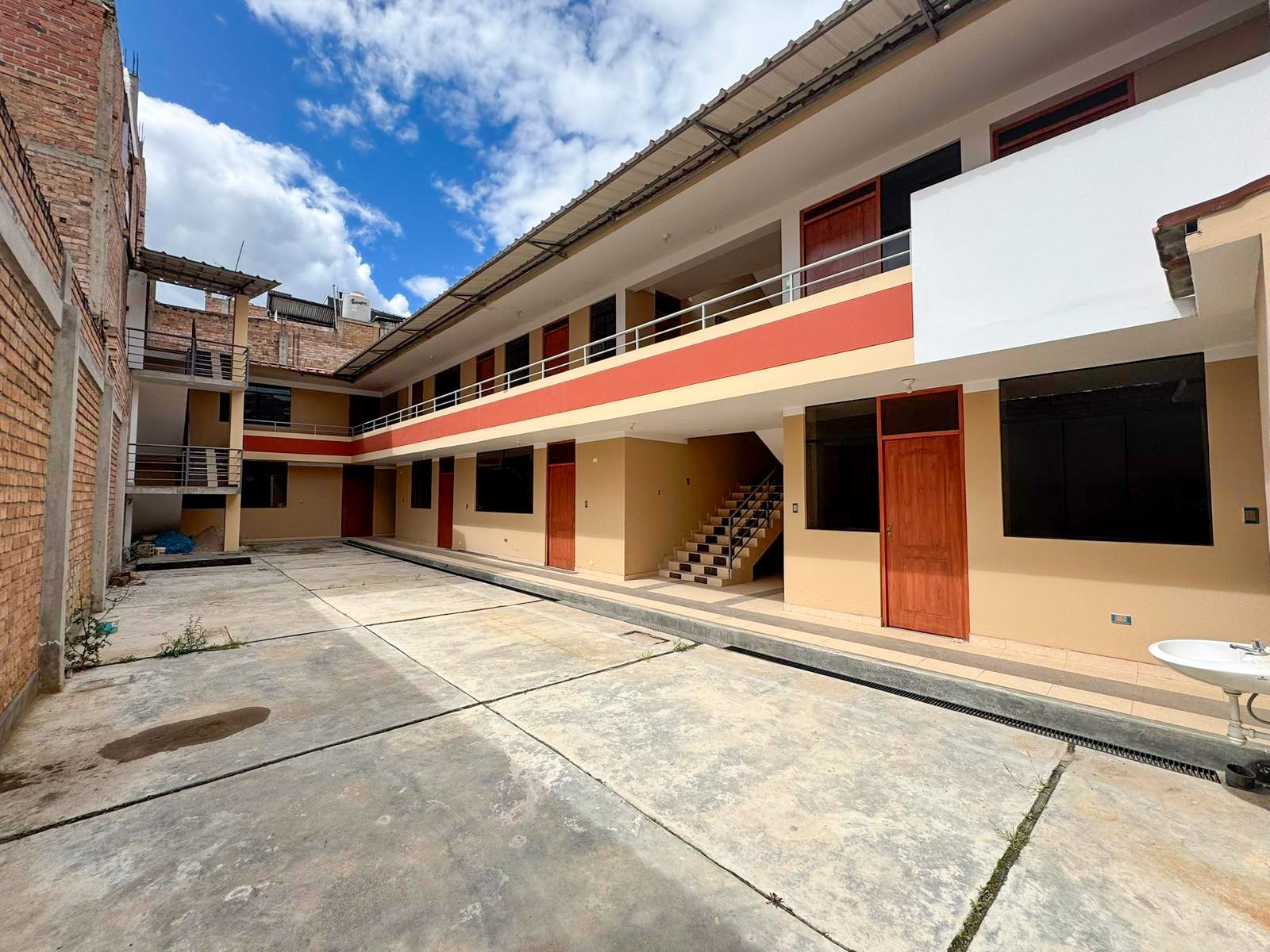 Local en alquiler en Cajamarca, ideal para colegio o empresa. Cuenta con 9 ambientes, baños en cada piso y excelente ubicación a dos cuadras de la Av. La Paz.