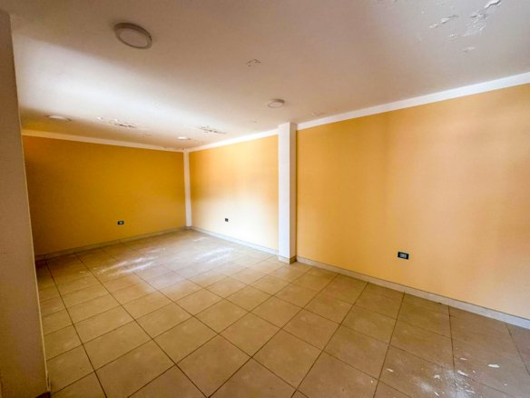 Local en alquiler en Cajamarca, ideal para colegio o empresa. Cuenta con 9 ambientes, baños en cada piso y excelente ubicación a dos cuadras de la Av. La Paz.