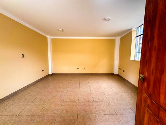 Local en alquiler en Cajamarca, ideal para colegio o empresa. Cuenta con 9 ambientes, baños en cada piso y excelente ubicación a dos cuadras de la Av. La Paz.