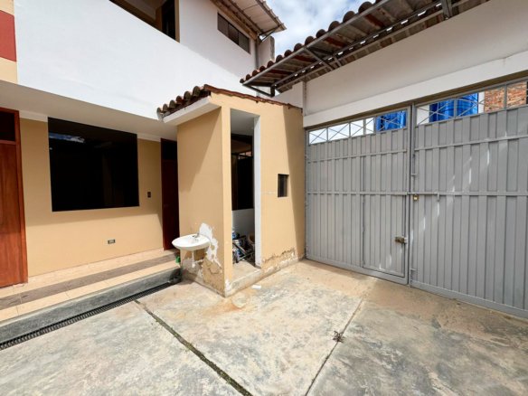 Local en alquiler en Cajamarca, ideal para colegio o empresa. Cuenta con 9 ambientes, baños en cada piso y excelente ubicación a dos cuadras de la Av. La Paz.