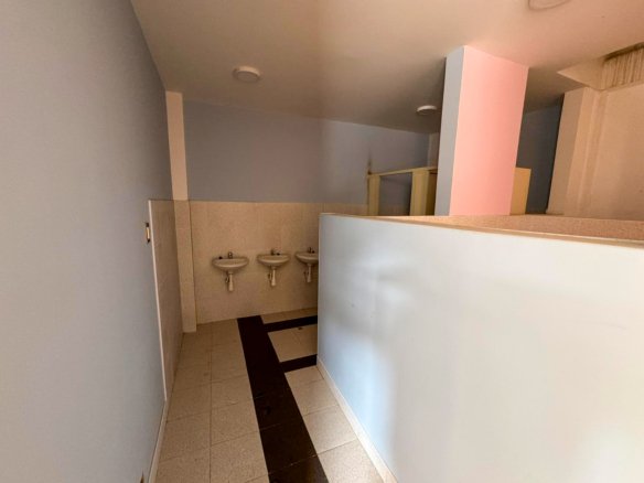 Local en alquiler en Cajamarca, ideal para colegio o empresa. Cuenta con 9 ambientes, baños en cada piso y excelente ubicación a dos cuadras de la Av. La Paz.