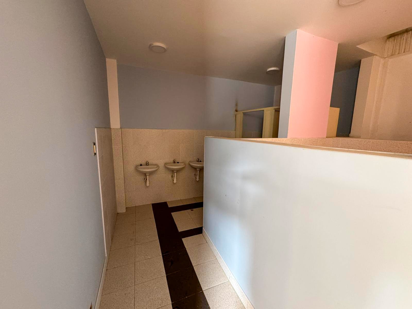 Local en Alquiler Ideal para Colegio o Empresa – Cajamarca Local en alquiler en Cajamarca, ideal para colegio o empresa. Cuenta con 9 ambientes, baños en cada piso y excelente ubicación a dos cuadras de la Av. La Paz.