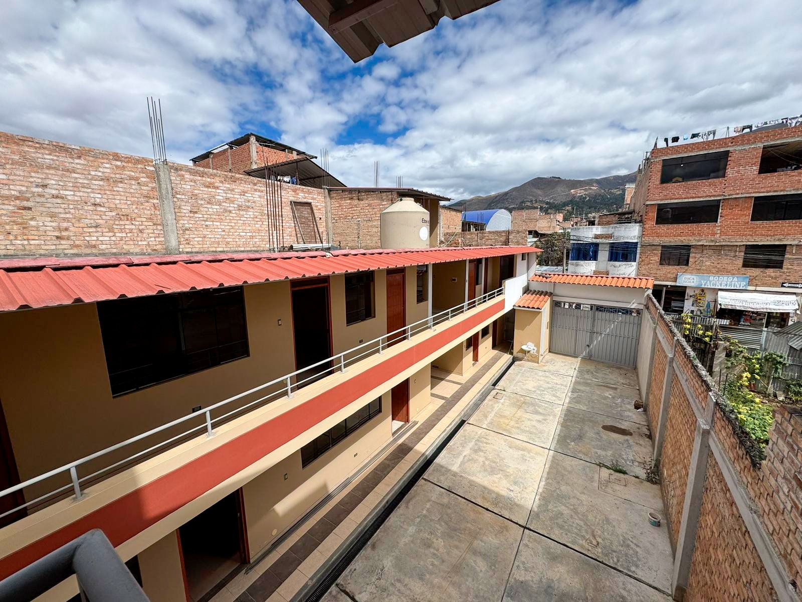 Local en Alquiler Ideal para Colegio o Empresa – Cajamarca Local en alquiler en Cajamarca, ideal para colegio o empresa. Cuenta con 9 ambientes, baños en cada piso y excelente ubicación a dos cuadras de la Av. La Paz.