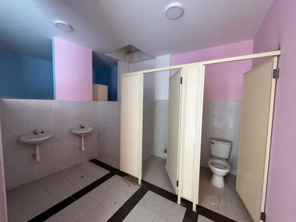 Local en alquiler en Cajamarca, ideal para colegio o empresa. Cuenta con 9 ambientes, baños en cada piso y excelente ubicación a dos cuadras de la Av. La Paz.