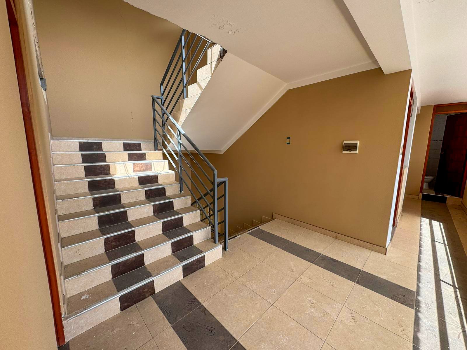 Local en Alquiler Ideal para Colegio o Empresa – Cajamarca Local en alquiler en Cajamarca, ideal para colegio o empresa. Cuenta con 9 ambientes, baños en cada piso y excelente ubicación a dos cuadras de la Av. La Paz.