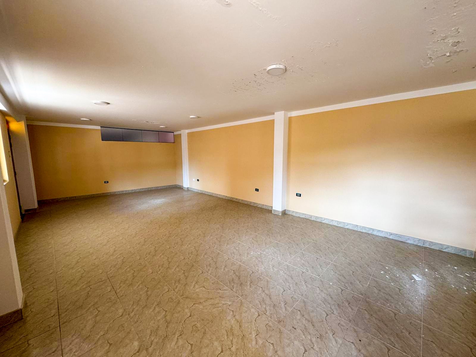 Local en Alquiler Ideal para Colegio o Empresa – Cajamarca Local en alquiler en Cajamarca, ideal para colegio o empresa. Cuenta con 9 ambientes, baños en cada piso y excelente ubicación a dos cuadras de la Av. La Paz.