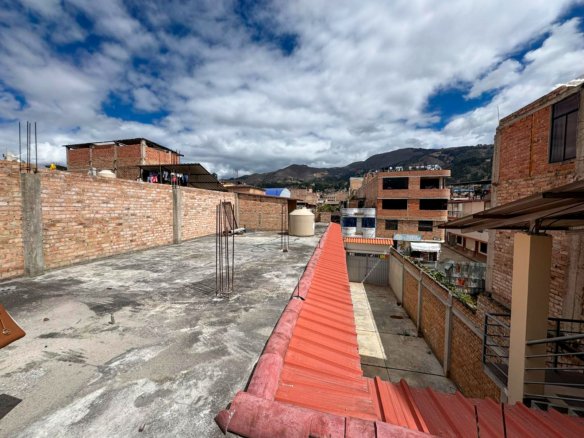 Local en alquiler en Cajamarca, ideal para colegio o empresa. Cuenta con 9 ambientes, baños en cada piso y excelente ubicación a dos cuadras de la Av. La Paz.