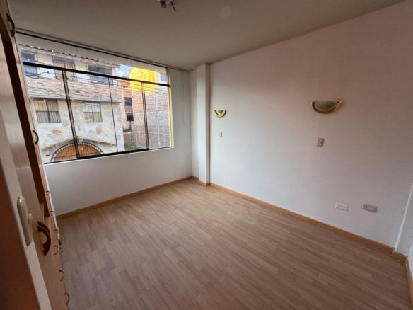 Casa en alquiler en Baños del Inca, Cajamarca. 3 pisos, jardín, cochera, 5 dormitorios y excelente ubicación. ¡Ideal para familias y profesionales!