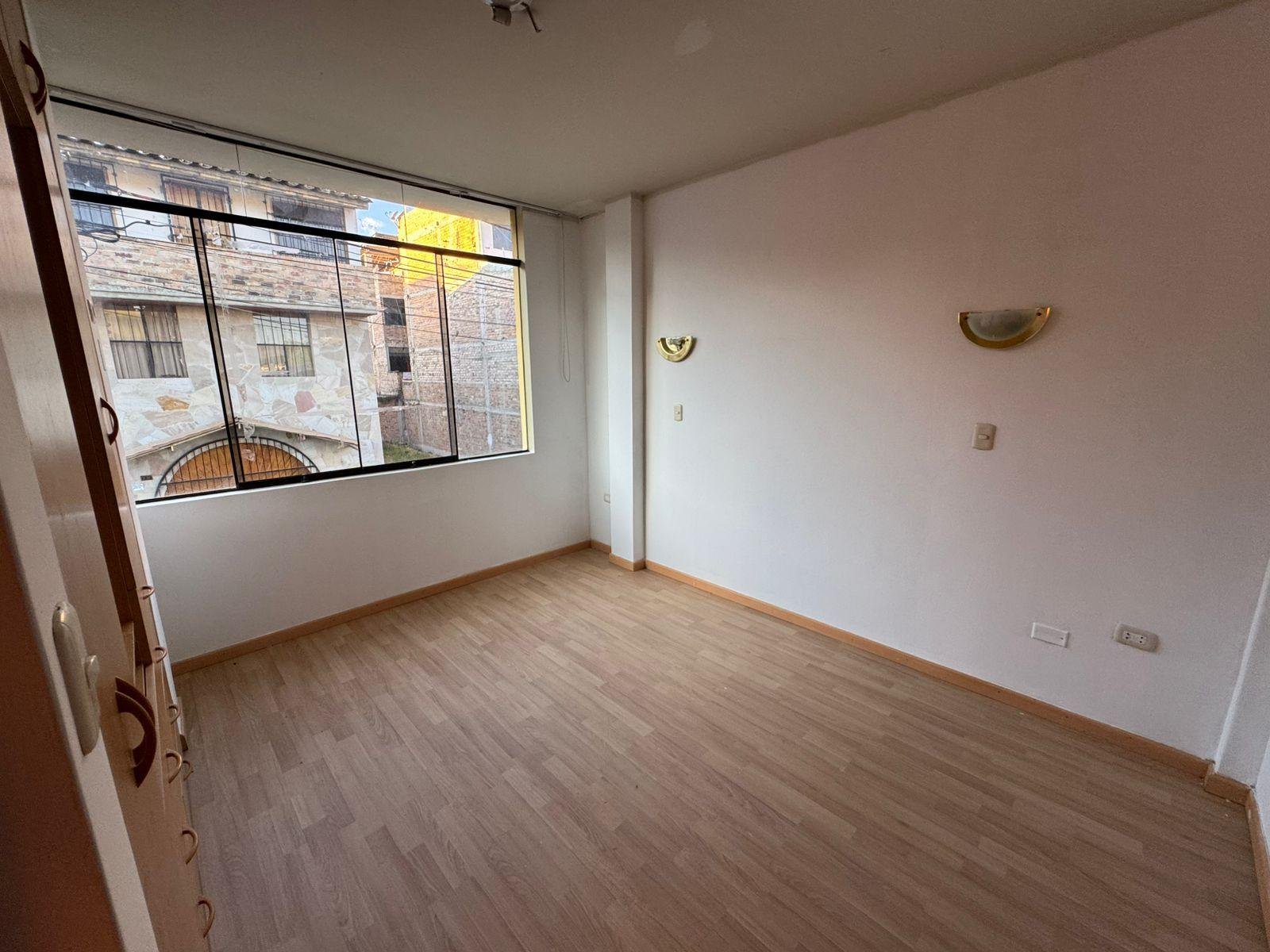 Casa en Alquiler Baños del Inca Cajamarca | 3 pisos Casa en alquiler en Baños del Inca, Cajamarca. 3 pisos, jardín, cochera, 5 dormitorios y excelente ubicación. ¡Ideal para familias y profesionales!