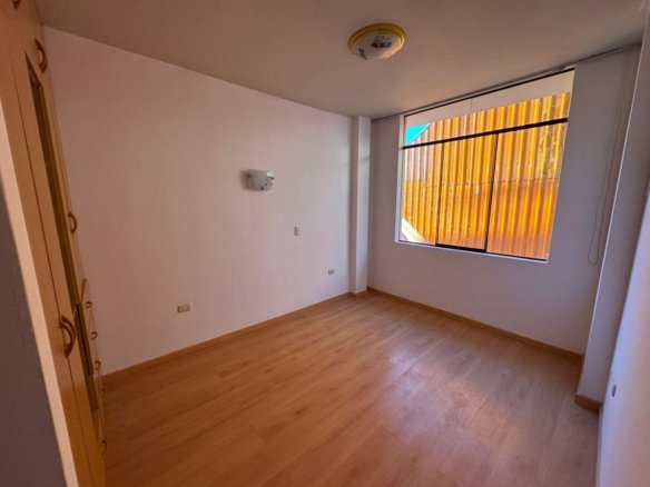 Casa en alquiler en Baños del Inca, Cajamarca. 3 pisos, jardín, cochera, 5 dormitorios y excelente ubicación. ¡Ideal para familias y profesionales!