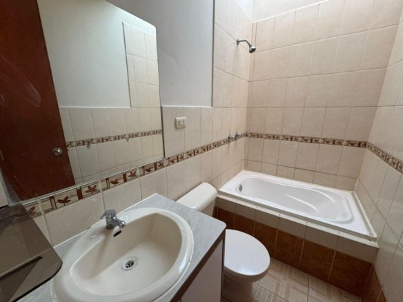 Casa en alquiler en Baños del Inca, Cajamarca. 3 pisos, jardín, cochera, 5 dormitorios y excelente ubicación. ¡Ideal para familias y profesionales!