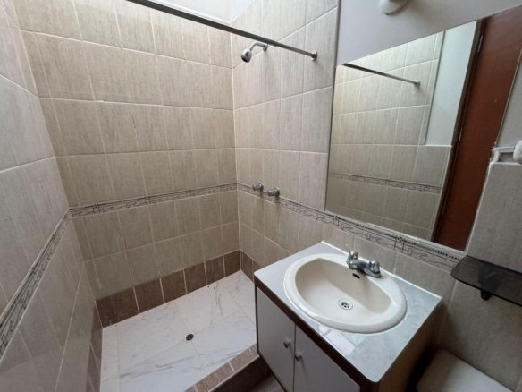 Casa en alquiler en Baños del Inca, Cajamarca. 3 pisos, jardín, cochera, 5 dormitorios y excelente ubicación. ¡Ideal para familias y profesionales!