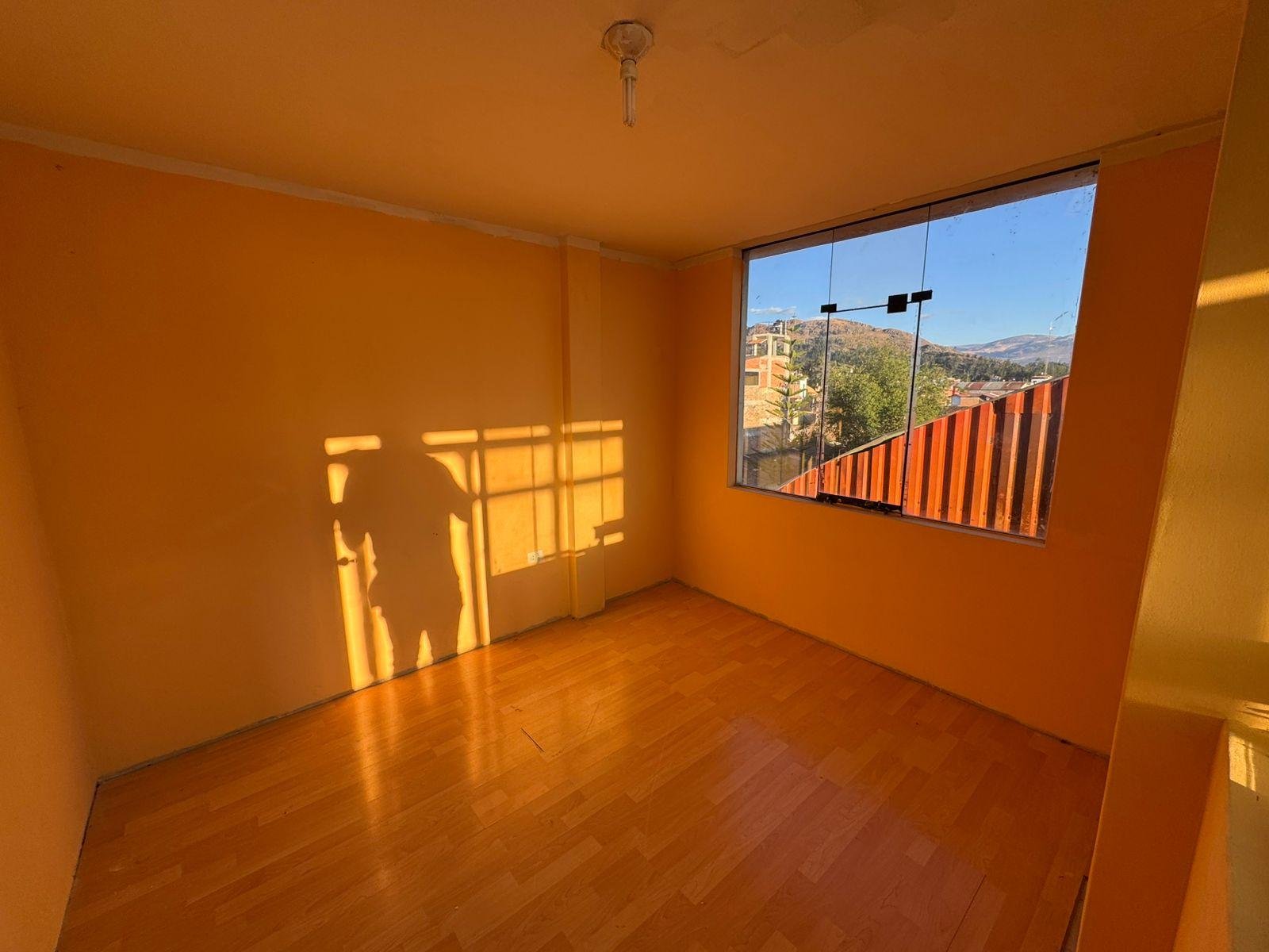 Casa en Alquiler Baños del Inca Cajamarca | 3 pisos Casa en alquiler en Baños del Inca, Cajamarca. 3 pisos, jardín, cochera, 5 dormitorios y excelente ubicación. ¡Ideal para familias y profesionales!