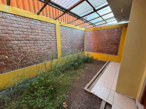Casa en alquiler en Baños del Inca, Cajamarca. 3 pisos, jardín, cochera, 5 dormitorios y excelente ubicación. ¡Ideal para familias y profesionales!