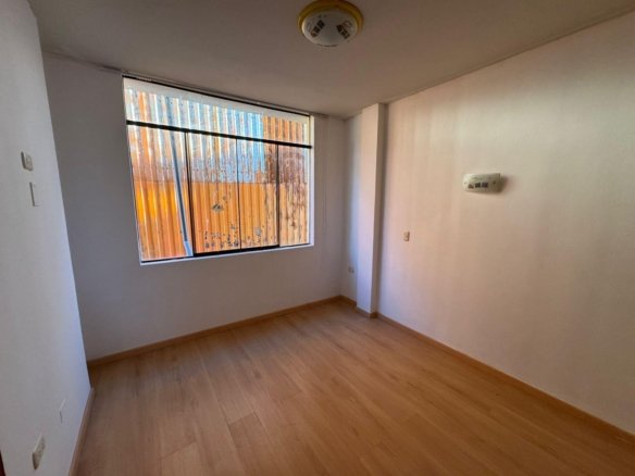 Casa en alquiler en Baños del Inca, Cajamarca. 3 pisos, jardín, cochera, 5 dormitorios y excelente ubicación. ¡Ideal para familias y profesionales!