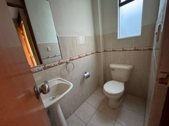 Casa en alquiler en Baños del Inca, Cajamarca. 3 pisos, jardín, cochera, 5 dormitorios y excelente ubicación. ¡Ideal para familias y profesionales!