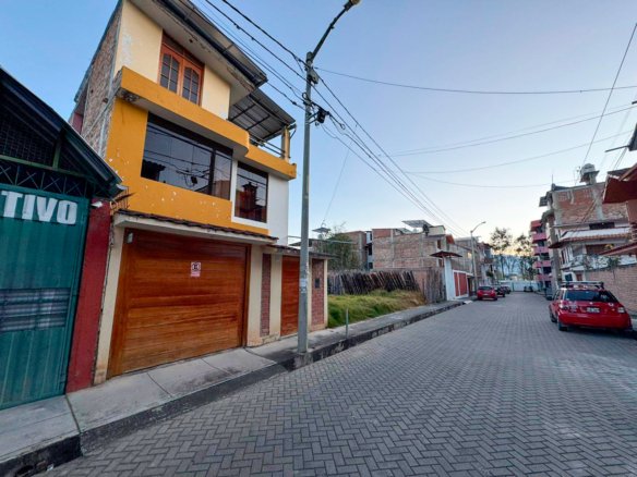 Casa en alquiler en Baños del Inca, Cajamarca. 3 pisos, jardín, cochera, 5 dormitorios y excelente ubicación. ¡Ideal para familias y profesionales!