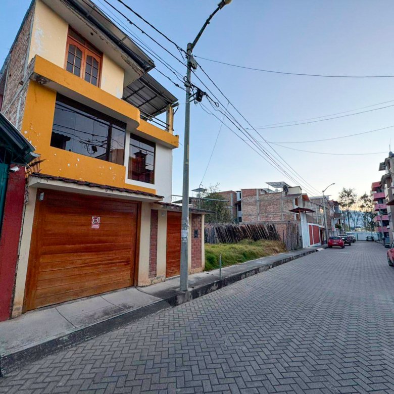 Casa en alquiler en Baños del Inca, Cajamarca. 3 pisos, jardín, cochera, 5 dormitorios y excelente ubicación. ¡Ideal para familias y profesionales!