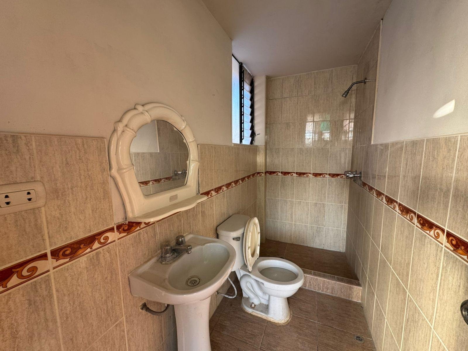 Casa en Alquiler Baños del Inca Cajamarca | 3 pisos Casa en alquiler en Baños del Inca, Cajamarca. 3 pisos, jardín, cochera, 5 dormitorios y excelente ubicación. ¡Ideal para familias y profesionales!