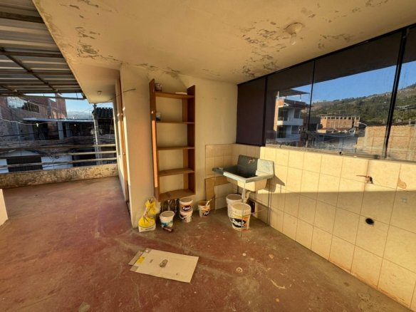 Casa en alquiler en Baños del Inca, Cajamarca. 3 pisos, jardín, cochera, 5 dormitorios y excelente ubicación. ¡Ideal para familias y profesionales!