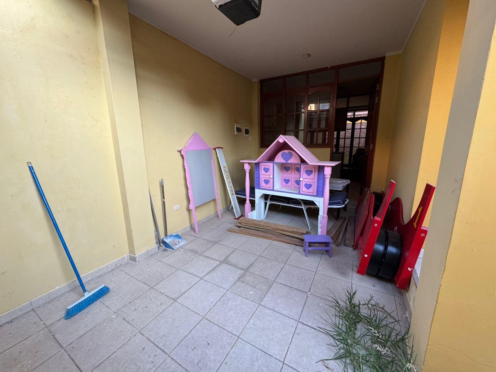 Casa en Alquiler Baños del Inca Cajamarca | 3 pisos Casa en alquiler en Baños del Inca, Cajamarca. 3 pisos, jardín, cochera, 5 dormitorios y excelente ubicación. ¡Ideal para familias y profesionales!