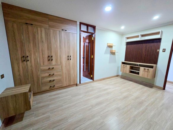 Departamento en Alquiler en Av. La Cantuta, Cajamarca. 3 dormitorios, 110 m² y balcón con vista. Ideal para familias o profesionales.