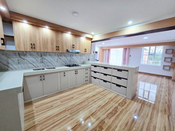 Departamento en Alquiler en Av. La Cantuta, Cajamarca. 3 dormitorios, 110 m² y balcón con vista. Ideal para familias o profesionales.